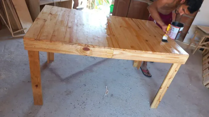 Mesa de palete de pinus