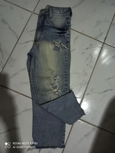 Vendo uma calça jeans.