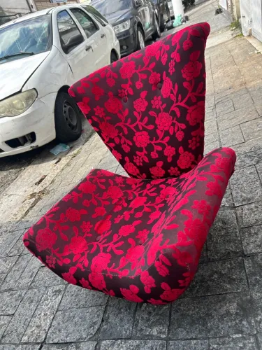 Poltrona única em tecido floral