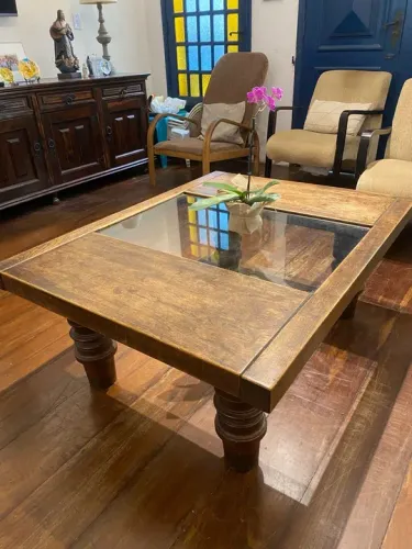 Mesa de centro em madeira maciça