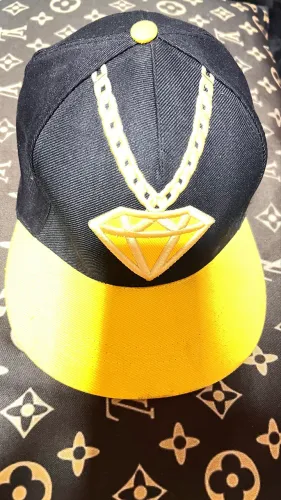 Boné diamante  funk ostentação premium luxo bordado 