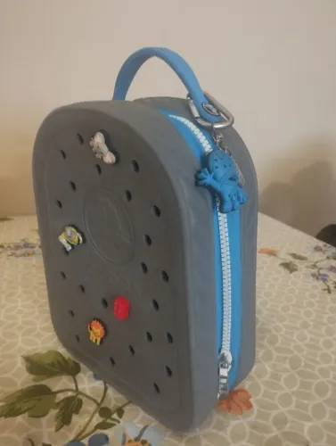 Mochila Crocs original com pins diversos.