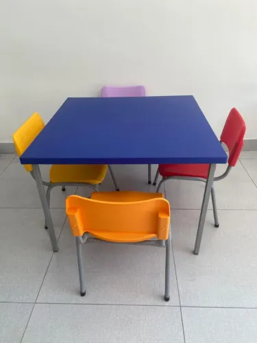 Mesa infantil colorida