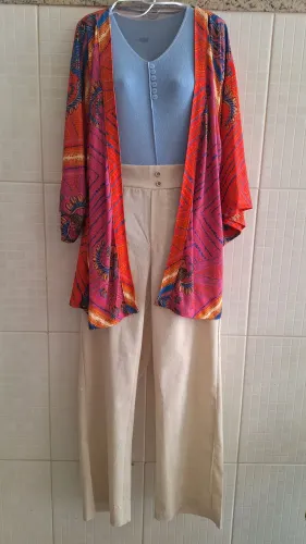 Conjunto blusa, calça e kimono 