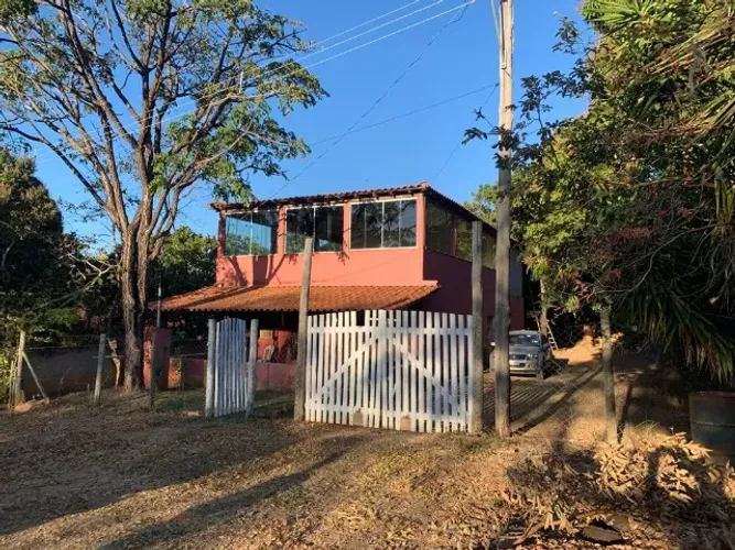 Sitio rural medindo 650m², casa com 2 pavimentos Jaboticatubas.