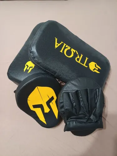 Aparador de chute e manopla de soco