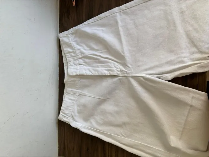 Calça jeans wide leg pantacourt branca