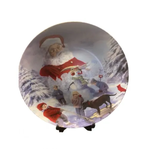 Prato nataliano com cena de papai Noel e crianças.