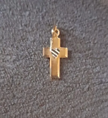 Pingente Cruz Dourada com Detalhe de Coração em ouro branco