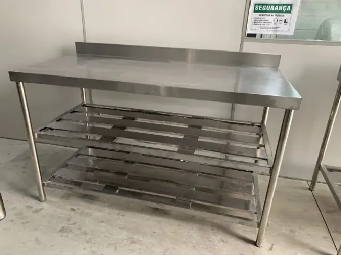 Bancada de Inox 2,80m x 0,70m - 2 Prateleiras Lisa/Gradeada com Rodobanca