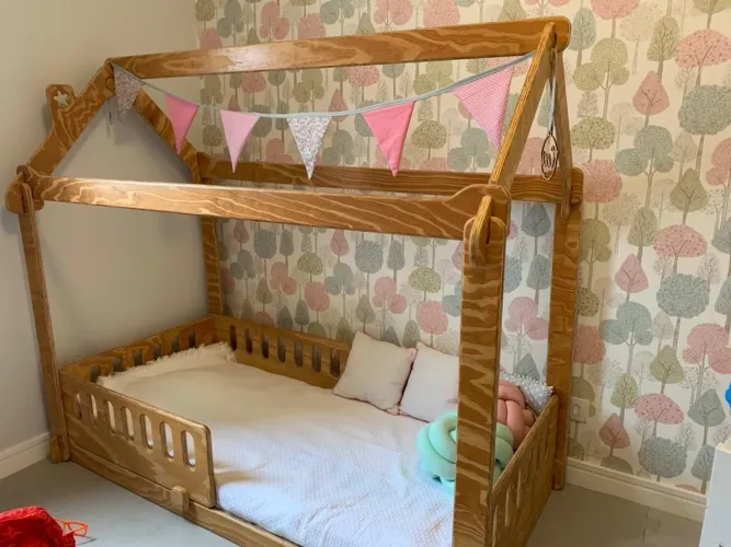 Mini Cama Montessoriana Casinha (70cm X150). Acompanha Colchão e grades de proteção