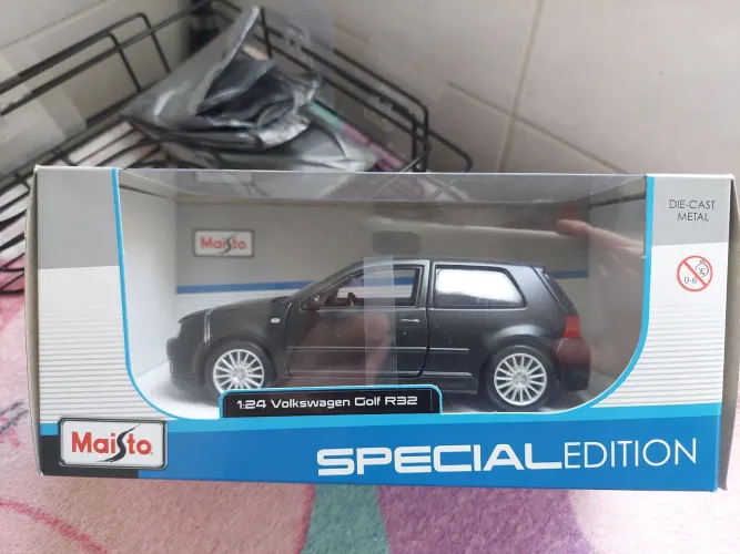 Miniatura Volkswagen Golf R32 - Maisto
