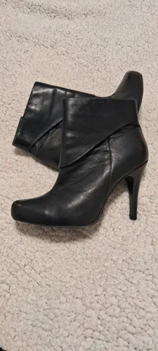 Botas de couro pretas com salto número 34