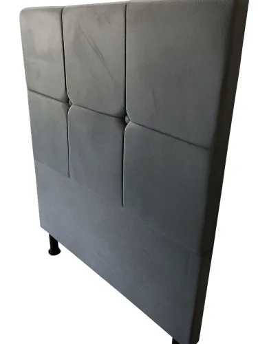 Linda cabeceira de cama estofada na cor rosa, com design moderno e elegante.