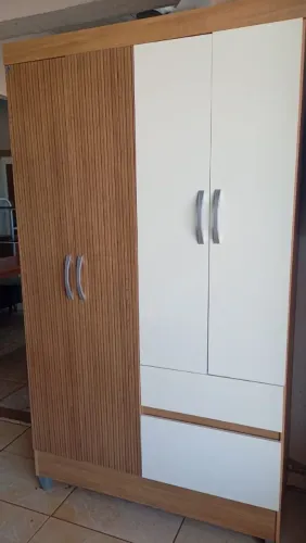 Guarda roupa de solteiro 4 portas