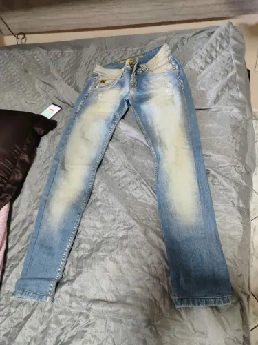 4 Calça Jeans Azul Clara com Detalhes