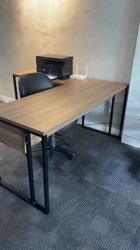 MESA DE ESCRITORIO 1.50x1.50 INDUSTRIAL EM L NOGAL - LOJA IKONMIXOFFICE