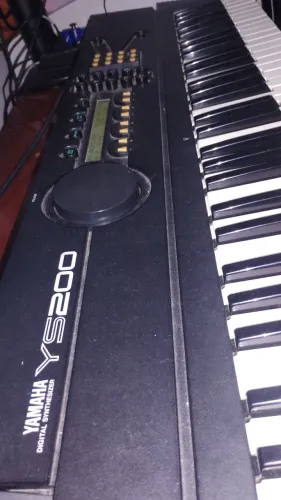 Yamaha YS200 Digital Synthesizer