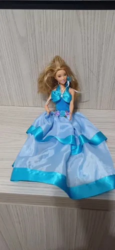 Boneca Barbie com vestido de festa azul
