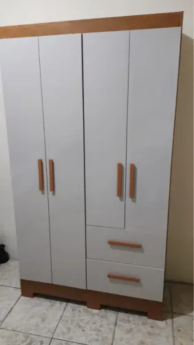 Guarda-Roupa Moderno com Design Elegante