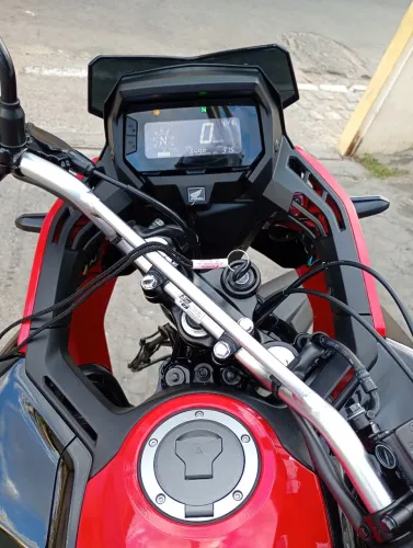 Moto Sahara vermelha 