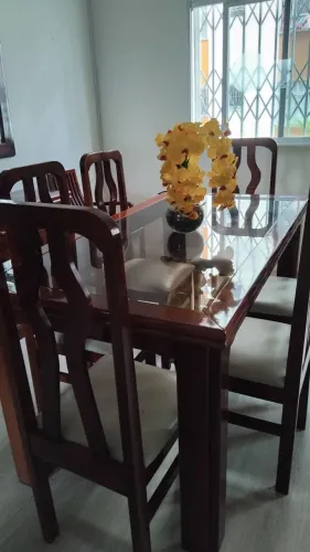 Lindo conjunto de mesa e cadeiras , perfeito estado de conservação para decorar sua sala .