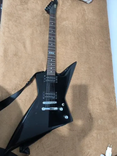 Guitarra LTD Explorer EX-50, ótima para rock/metal