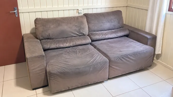 SOFÁ RETRÁTIL E RECLINÁVEL CINZA 2,28m