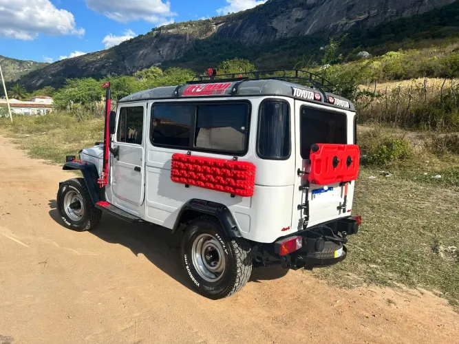 Toyota Band.Jipe Cap.de Aço Chas. Longo Diesel 1989