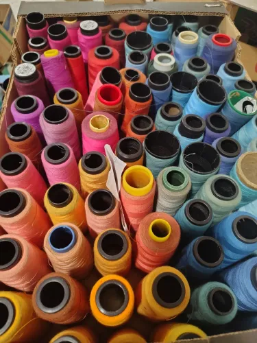 Cones de fio e linhas de costura a venda