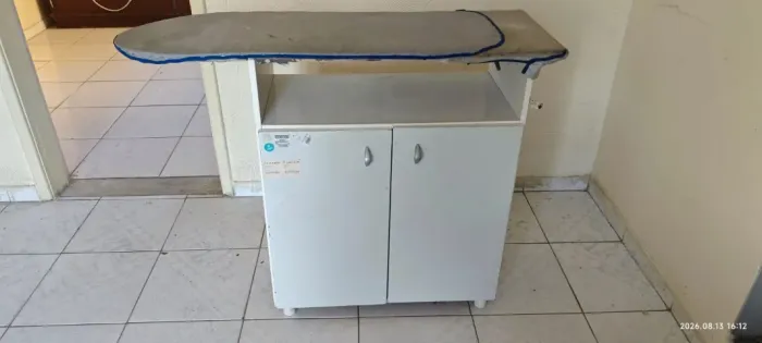 Tábua de passar com armário usado, em bom estado!