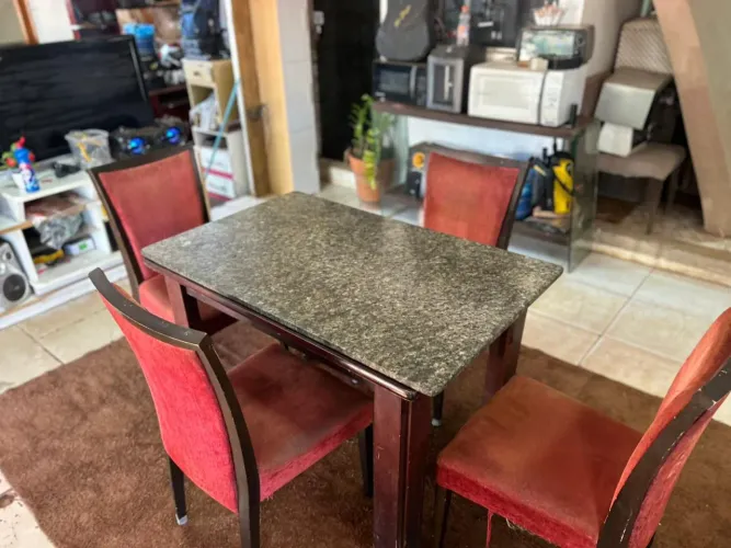 Mesa de mármore com 4 cadeiras 