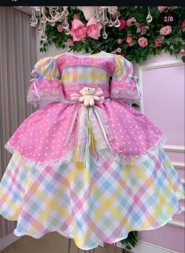Lote de vestidos de formatura e vestidos juninos usados apenas uma vez. Sapatilha e botas.