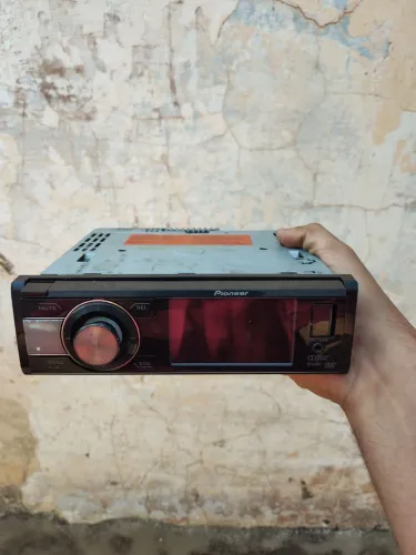 Rádio Pioneer DVH-7780AV com frente removível + suporte