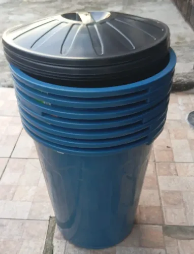 BALDES E BACIAS DE PLÁSTICO
