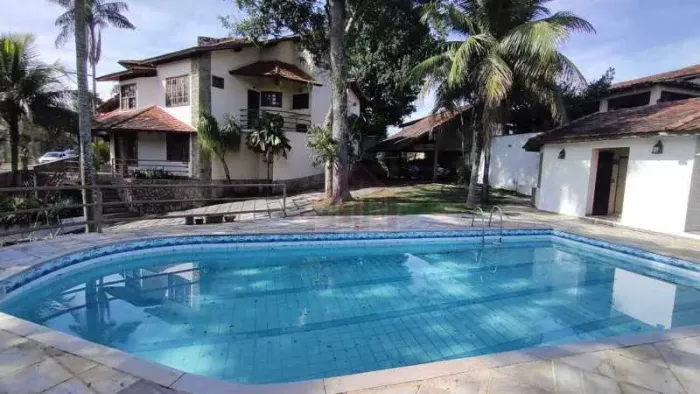 Casa em Condomínio : Excelente padrão (Pendotiba)