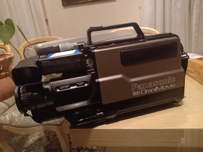 Filmadora Panasonic OmniMovie PV-220D - Vintage