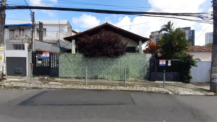 Casa para aluguel tem 240 metros quadrados com 5 quartos em Brotas - Salvador - BA