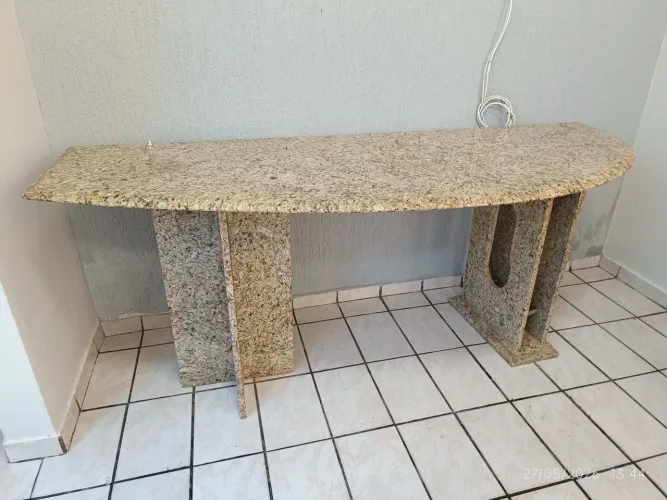 Mesa de centro 50cm largura,1,80m de comprimento, 79cm de altura dos pés e 37cm