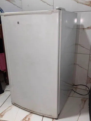 Frigobar Grande (ELETROLUX) 122L 
