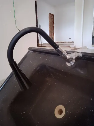 Vende-se pia de cozinha 1,00x40.. completa com torneira e sifão 