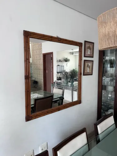 Espelho com moldura em Bambu