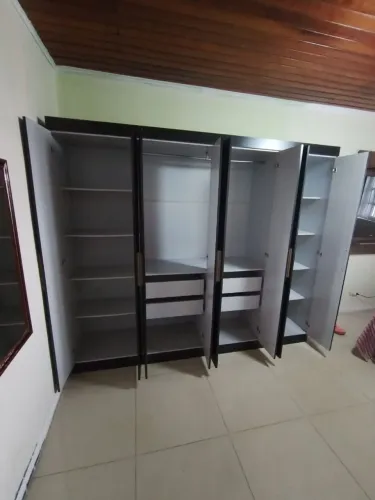 Guarda roupa casal medindo 2,40 por 2,00 e de profundidade 45cm 