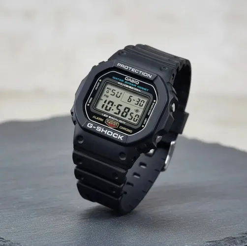 Relógio Casio G-Shock DW-5600UE-1DR Digital, de Resina Preta e Resistente à Água 200m