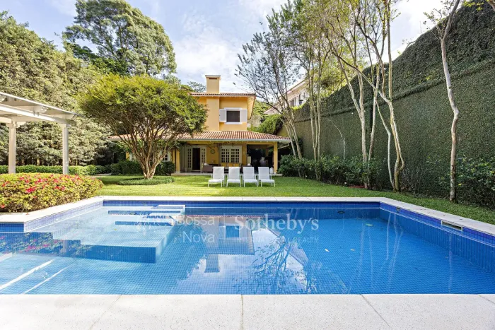 Casa com jardim, piscina e espaço gourmet próxima ao Clube Paineiras