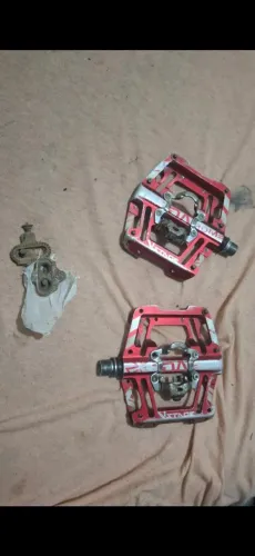 pedal misto DA BOMB V-STAGE, modelo V-Stage, na cor vermelho