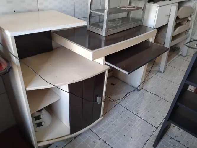 Rack para computador e TV em bom estado.
