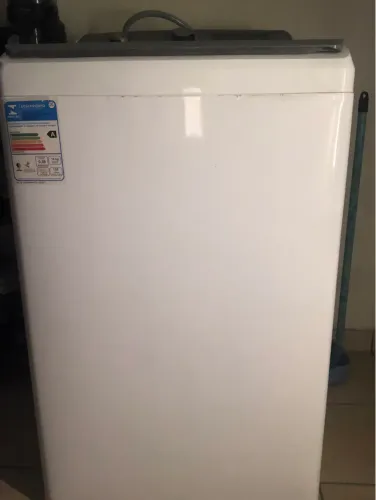 Uma máquina de lava roupa secadora