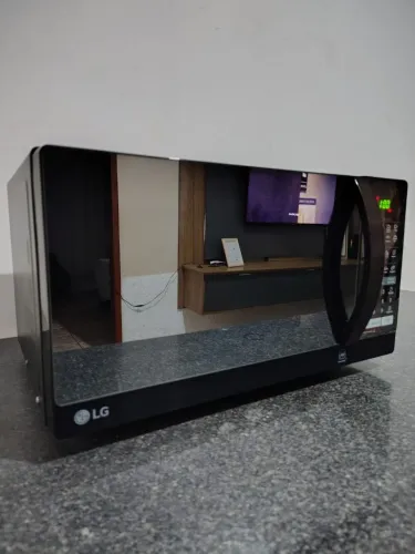 Microondas LG Preto Espelhado 36L 