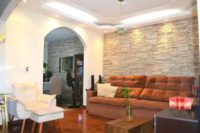 Casa com 03 quartos e 03 vagas - Lagoinha